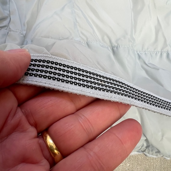 Like new! Women's Light Gray Puffer Jacket by The North Face - warm & stylish! - Picture 12 of 16